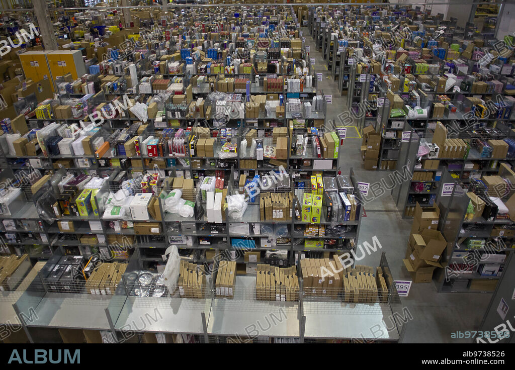 Madrid, 07/13/2015. Amazon logistics center in San Fernando de Henares. Photo: Isabel Permuy Archdc.