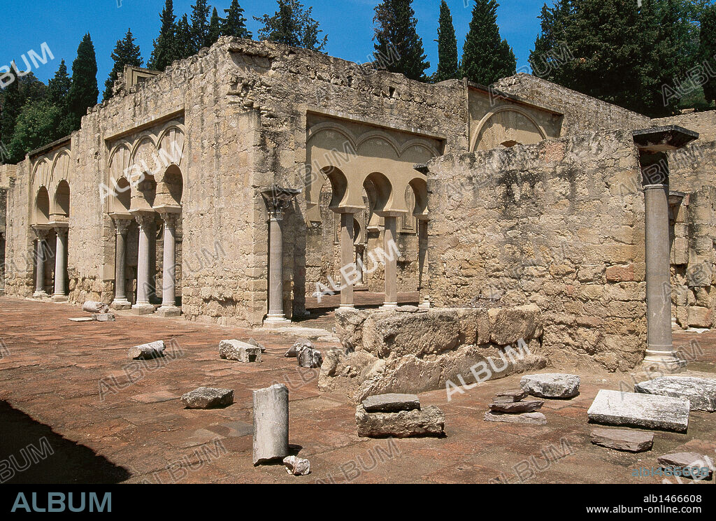 ARTE ISLAMICO. EPOCA OMEYA. ESPAÑA. S. X. MEDINA AZAHARA (años 936-960). Ciudad palatina del califa Abderramán III. Vista de la Casa de los Visires, destinada al uso burocrático. Provincia de Córdoba. Andalucía.