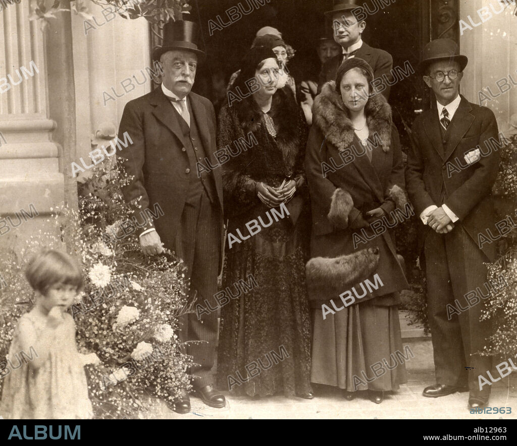 José María Goytisolo Talltavull y Julia Gay Vives. Los padres de los hermanos Goytisolo en una boda familiar, 1925.
