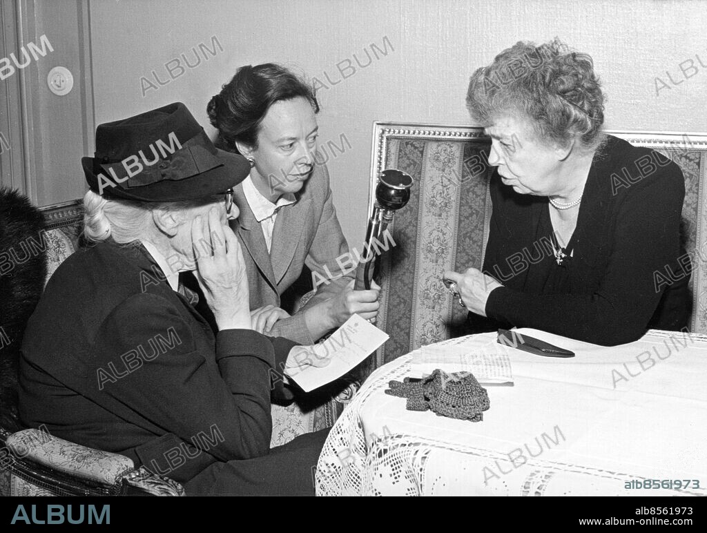 Orig. bildtext... AMERIKAS LEADING LADY, ett porträtt av Eleanor Roosevelt den 9 juni 1950 Kerstin Hesselgren, Ingrid Samuelsson och Eleanor Roosevelt Anm. E Roosevelt, 1884-1962, amerikansk FN-delegat och presidenthustru, ordf för FN:s organ för mänskliga rättigheter 1946-1951. 1950 besökte hon Sverige. K Hesselgren, 1872-1962, svensk politiker. I Samuelsson, radiopionjär. Se även BCC998 Bildserier Fotoreportage Inspelningar Intervjuer Journalister Profiler CD175 persons: KERSTIN HESSELGREN;INGRID SAMUELSSON;ELEANOR ROOSEVELT sites: STOCKHOLM;SVERIGE;USA*.