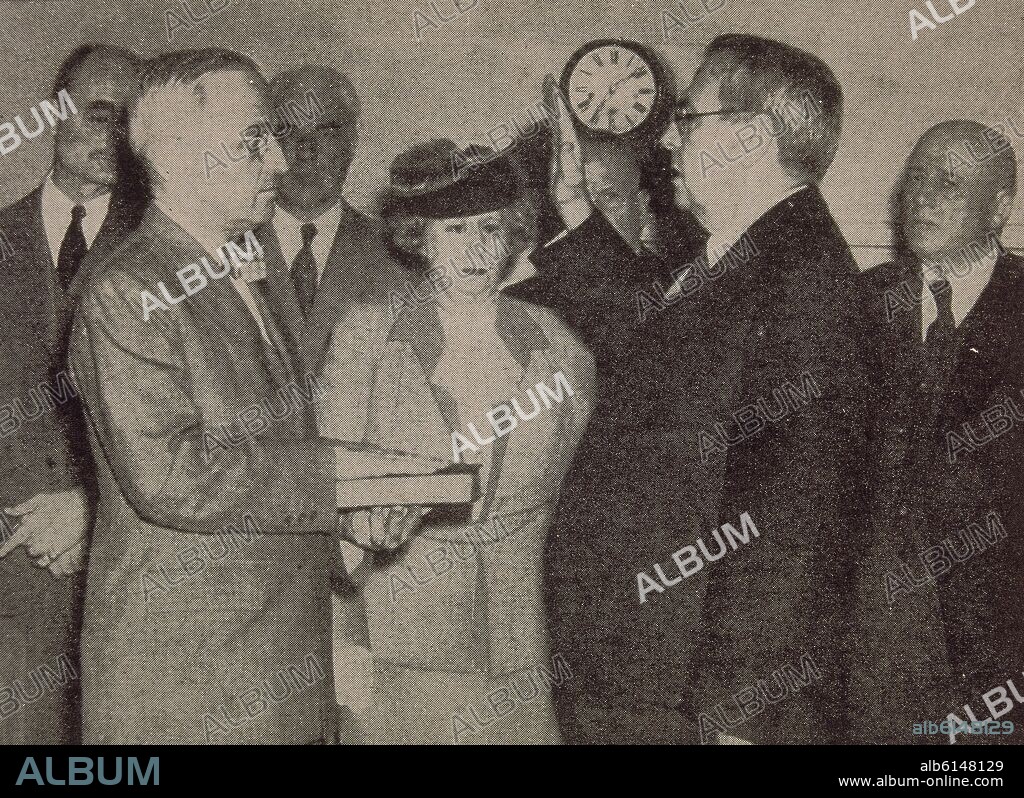 HARRY TRUMAN JURA COMO PRESIDENTE 1945 TRAS LA MUERTE DE ROOSEVELT.