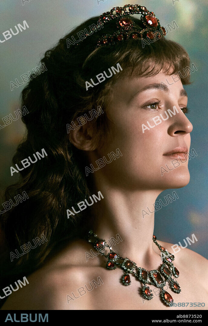 ELISABETH VON BAYERN y VICKY KRIEPS. VICKY KRIEPS en LA EMPERATRIZ REBELDE, 2022 (CORSAGE), dirigida por MARIE KREUTZER. Copyright Film AG Produktion.