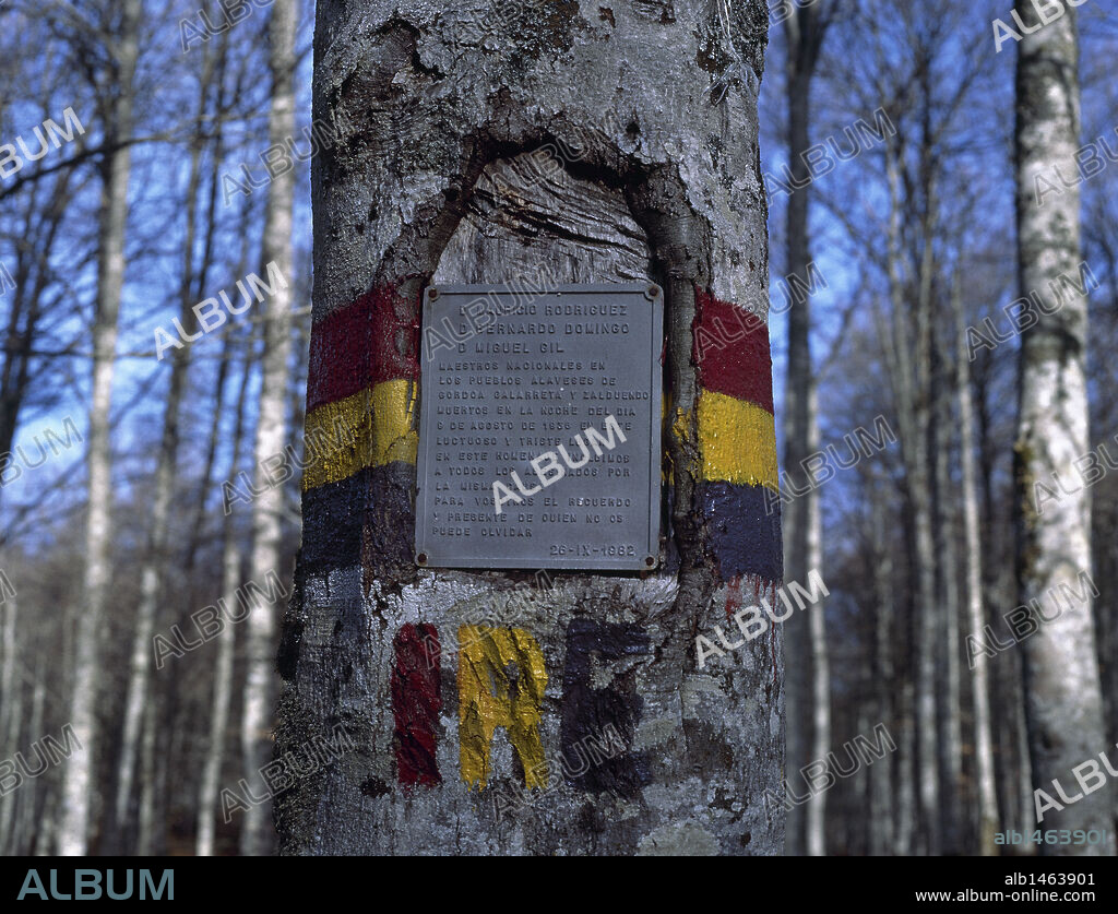 PLACA en recuerdo de los asesinatos de republicanos durante la Guerra Civil. Otsoportillo (Sierra de Urbasa). Navarra.