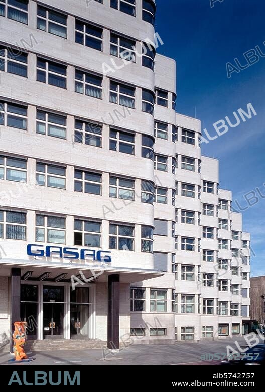 Berlin, Bezirk Tiergarten, Shellhaus, Reichpietschufer, (1930-32 erbaut v. Emil Fahrenkamp, seit 1948 Sitz der Bewag-Hauptverwaltung). Außenansicht von Südwesten. Foto.