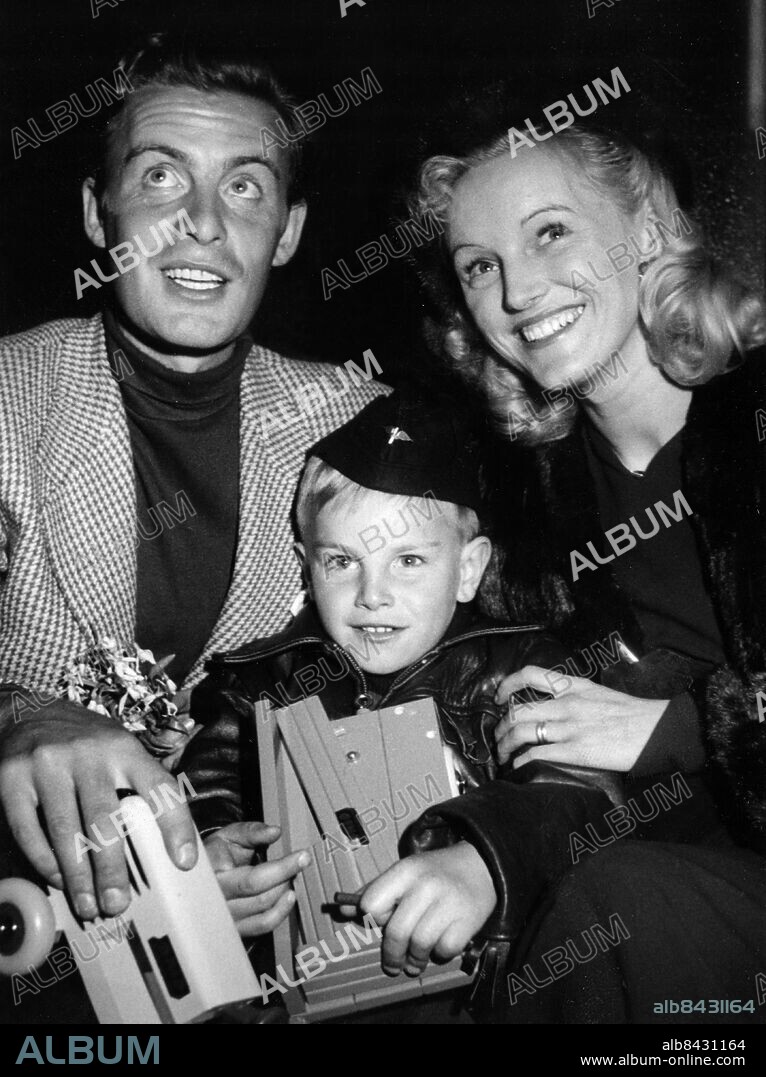 ARKIV BROMMA 19490405.. Familjen Kjellin är lyckligt återförenad på Bromma då skådespelaren Alf Kjellin kom hem tillsammans med sonen Ole och välkomnades av makan Karin. För Alf väntar nu närmast filmrollen mot Viveca lindfors i Singoalla.. Foto: Åke Borglund / AB Text & Bilder / SVT / Kod: 5600. Mapp: Kjellin, Alf. Leende Trio.