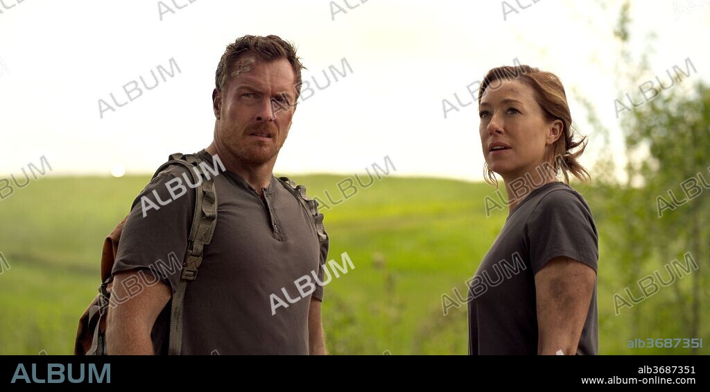 MOLLY PARKER y TOBY STEPHENS en LOST IN SPACE, 2018, dirigida por IRWIN ALLEN. Copyright LEGENDARY TELEVISION/APPLEBOX PICTURES.