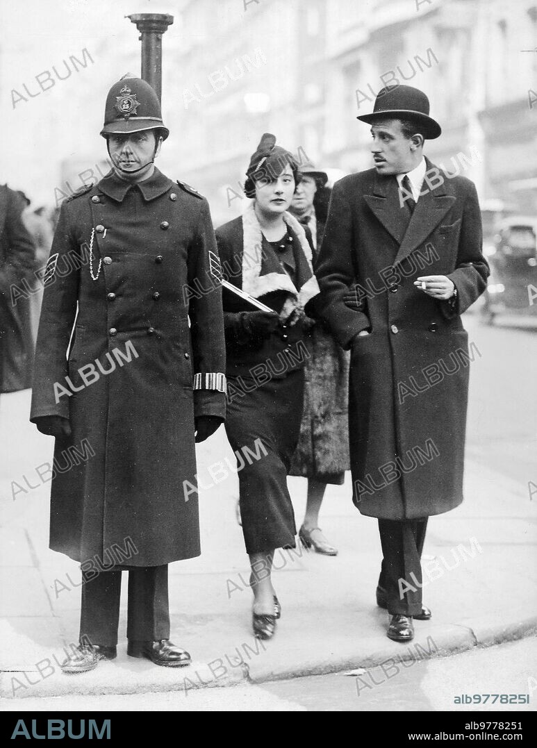 6 marzo 1935. Jaime de Borbón y su mujer Llegan A Londres. Paseando por Bond Street.