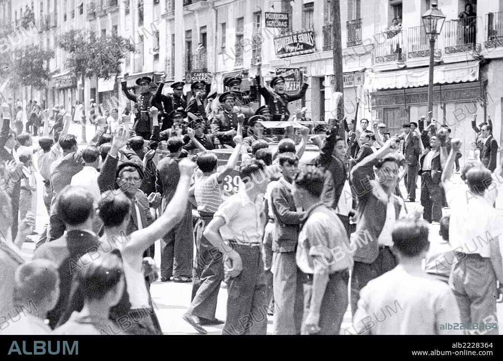 GUERRA CIVIL. ESPAÑA 1936-1939. LOS GUARDIAS DE ASALTO ACLAMADAS EN LAS CALLES DE MADRID EL 19 DE JULIO DE 1936 DESPUES DE LA LUCHA SOSTENIDA CON LAS TROPAS SUBLEVADAS ( FALANGISTAS ).