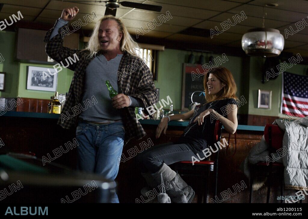 MARISA TOMEI y MICKEY ROURKE en EL LUCHADOR, 2008 (THE WRESTLER), dirigida por DARREN ARONOFSKY. Copyright SATURN FILMS.