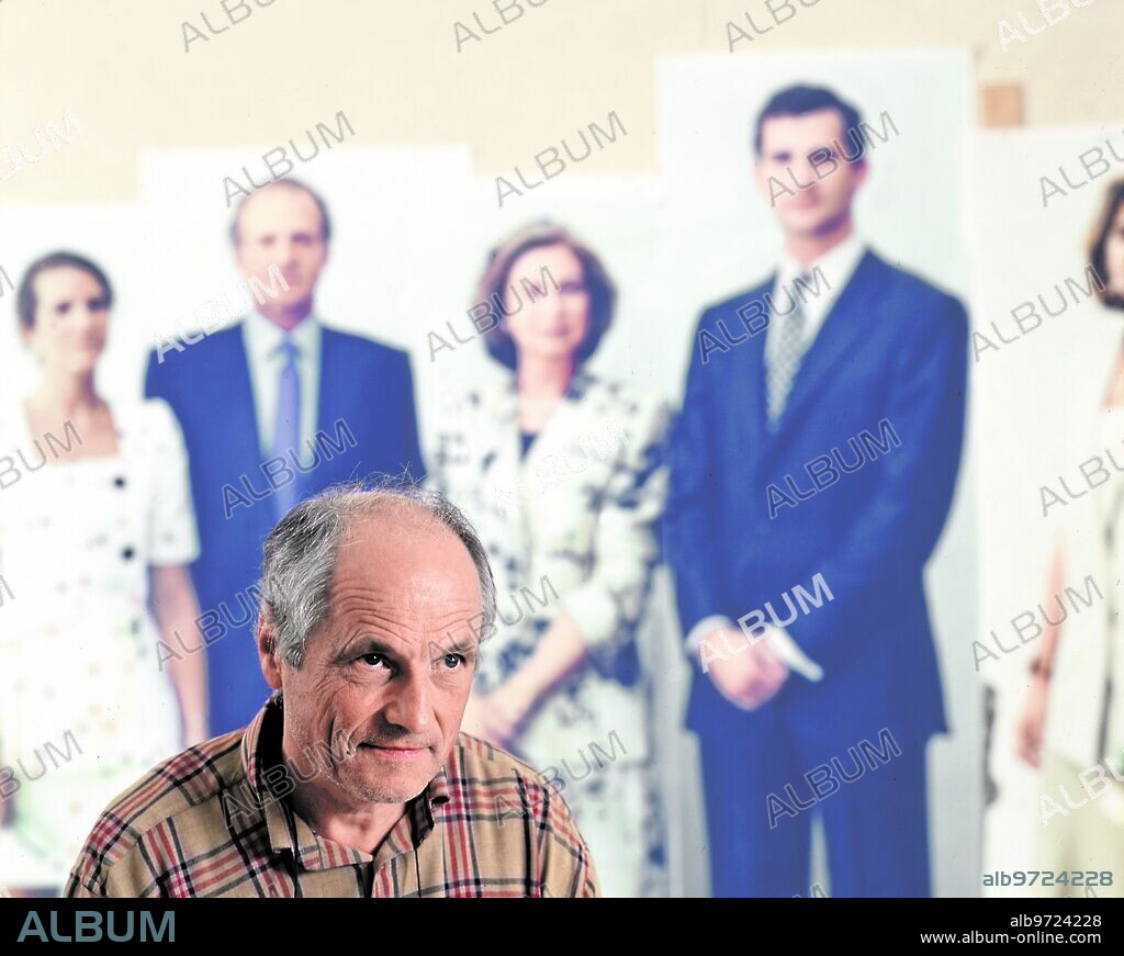 ANTONIO LÓPEZ GARCÍA. 1995. Antonio López, en su estudio, donde pinta un retrato de la Familia Real.