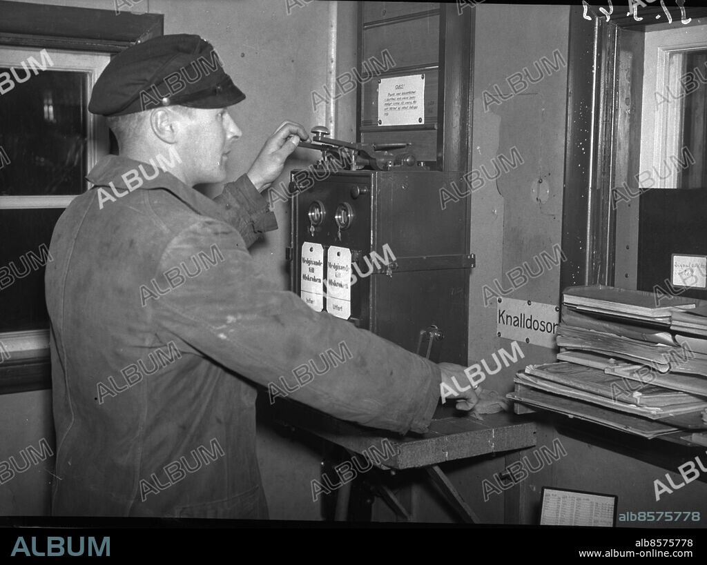 GÖTEBORG 1943-03-31.. En banarbetare på Statens Järnvägar med en kontrollenhet - han finns på Sävenäs rangerbangård och ger signal för "klart för infart" in till Olskrokens station. Han heter Elov Andersson och är växelvakt. *** Local Caption *** GT LŒda 1943-mars-april-maj-jun-jul-aug- Foto: Kamerareportage / TT / Kod: 2524.