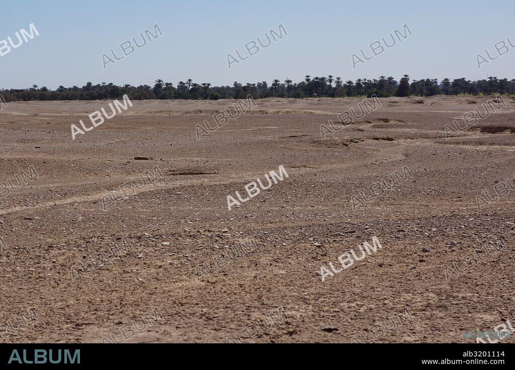 El Kab (Nejab en egipcio), es una localidad que fue la capital del III nomo del Alto Egipto a partir de la dinastía XVIII, durante el Imperio Nuevo.