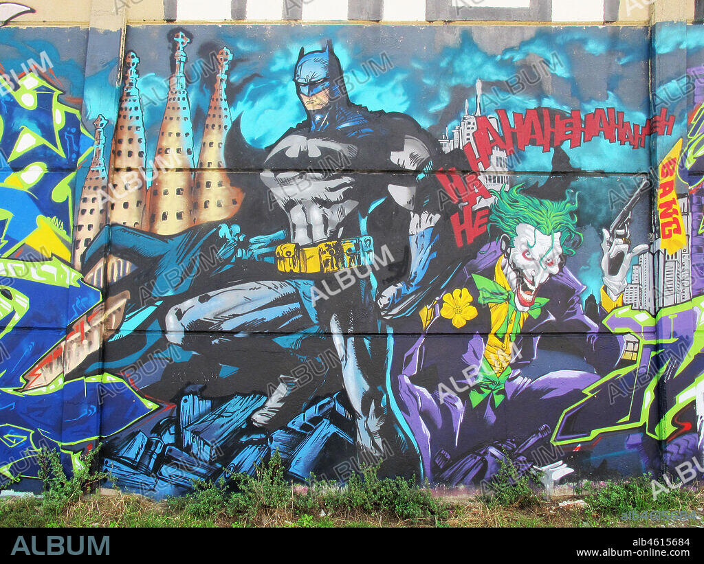 Imagen de estilo comic de Batman y Joker de cuerpo entero sobre fondo de ciudad, sagrada familia, graffiti mural, Mataró, provincia Barcelona, Barcelona en 2013.