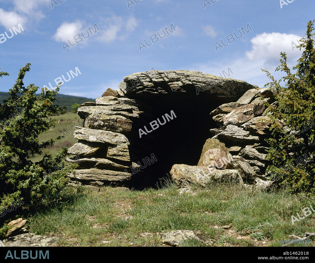 ARTE PREHISTORICO. EDAD METALES. ESPAÑA. DOLMEN DE TURBIAS. Monumento megalítico, situado a unos 1.200 m. de altitud en el Serrat de Turbiàs. Provincia de Lleida. Comarca del Alt Urgell. Cataluña.