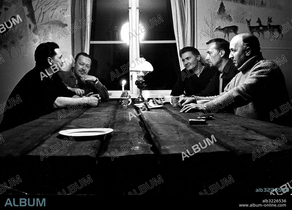 Orig. bildtext... KORSNÄSGÅRDEN 1962 Not. Just nu Arne Andersson Gert Engström Nils Linnman Anders Erik Malm Harald Wiberg Anm. Publ i: TV! Nedslag i Sveriges Televisions historia s. 32 Publ i RiR 37/65 Publ i boken Hört och sett s.232 Naturprogram TV div L22 persons: ANDERS ERIK MALM;ARNE ANDERSSON;GERT ENGSTRÖM;HARALD WIBERG;NILS LINNMAN sites: SVERIGE PhotoDate:1962-??-??.