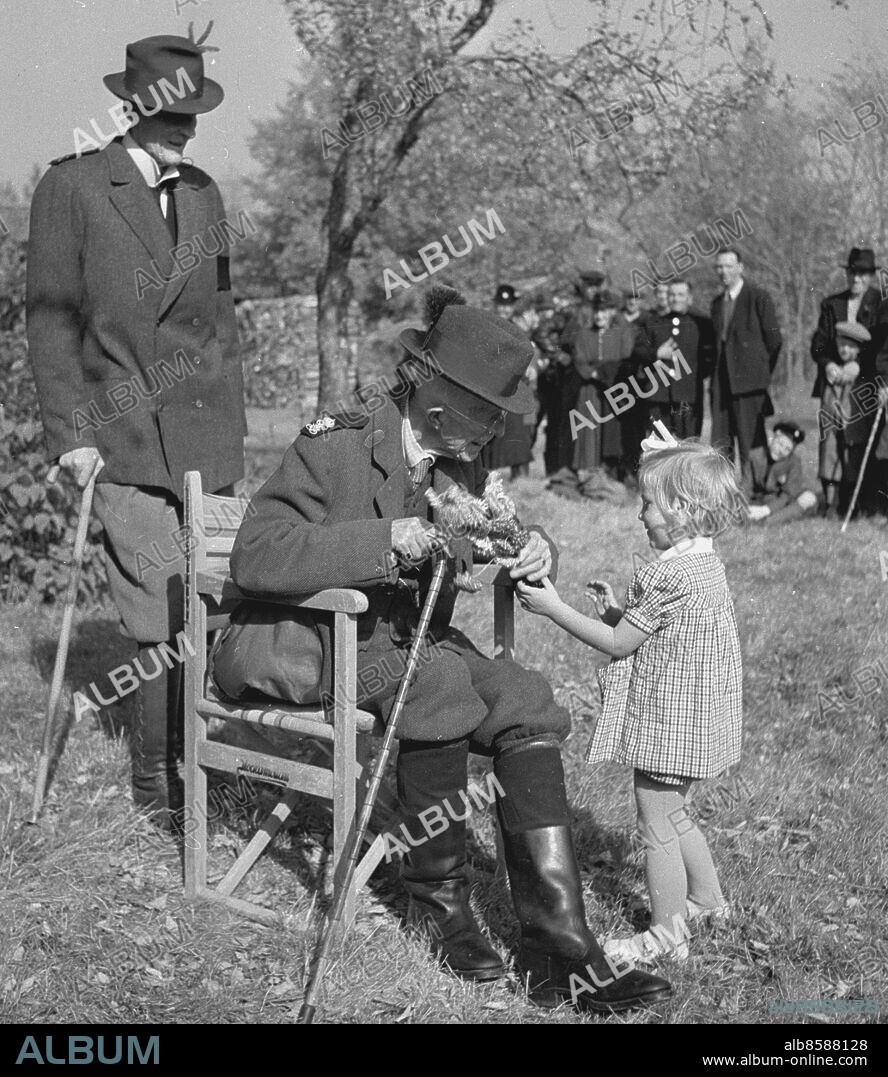 Älgjakt på Halle och Hunneberg 16 september 1947 med bl.a. kung Gustaf V. Lilla vänersborgsflickan Birgitta Karlström räcker den leende monarken en vacker bukett av krysantenum. *** Local Caption *** GP Royal - early days. KAMERAREPORTAGE.