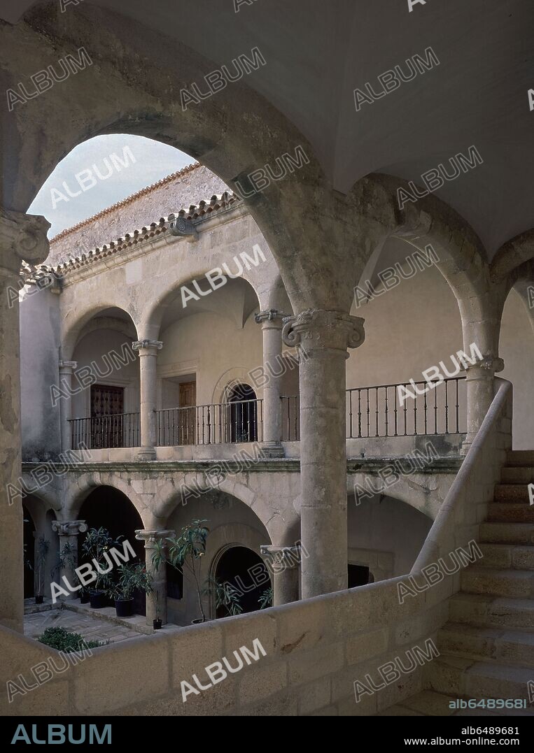 PATIO DEL CONVENTO DE LA CORIA DE TRUJILLO - SIGLO XV.