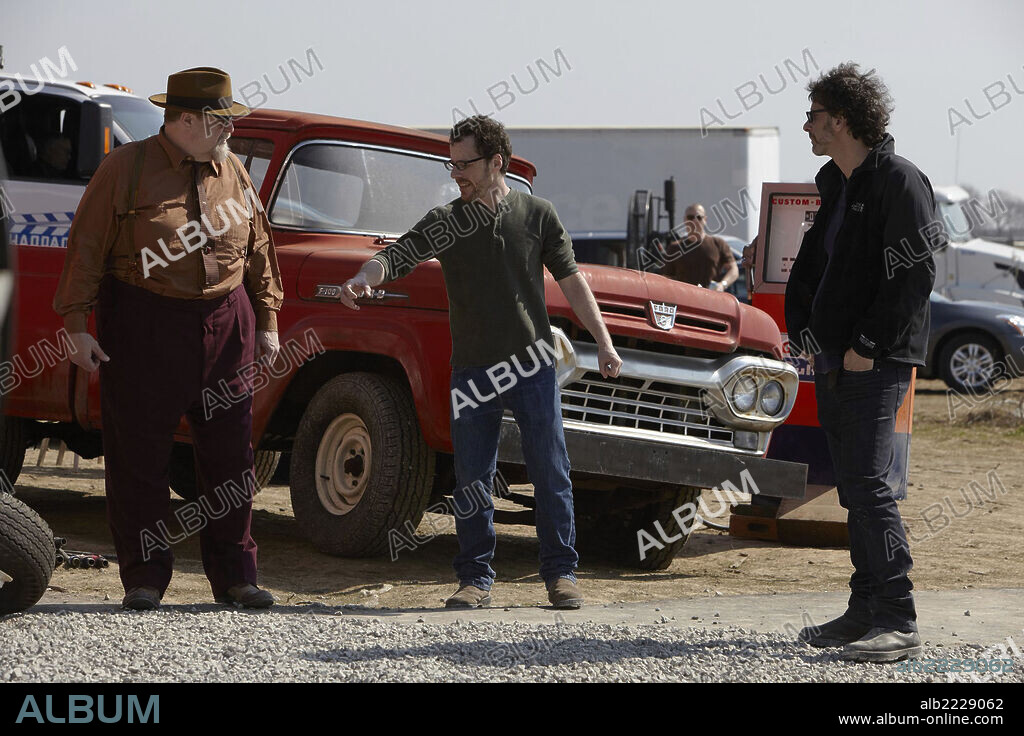 ETHAN COEN, JOEL COEN y JOHN GOODMAN en A PROPOSITO DE LLEWYN DAVIS, 2013 (INSIDE LLEWYN DAVIS), dirigida por ETHAN COEN y JOEL COEN. Copyright SCOTT RUDIN PRODUCTIONS.