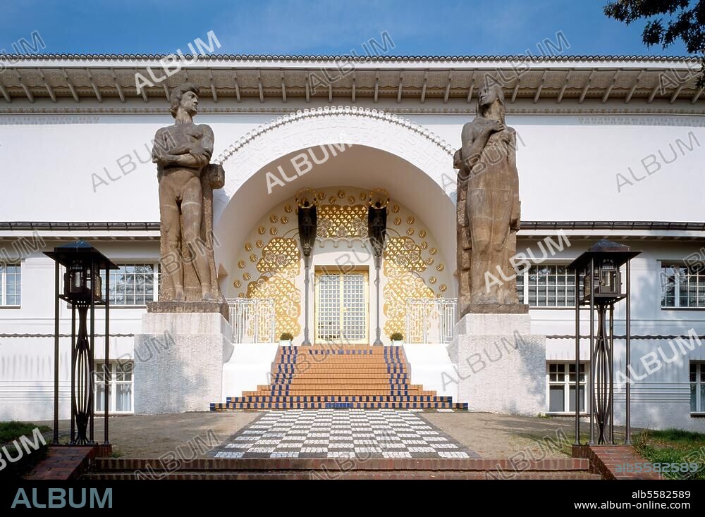 Darmstadt (Hessen), Künstlerkolonie Mathildenhöhe, Ernst-Ludwig-Haus. (Atelierhaus; erb. 1901; Arch.: Josef Maria Olbrich; Kolossalfiguren von Ludwig Habich). Teilansicht: Portal. Foto (Florian Monheim).