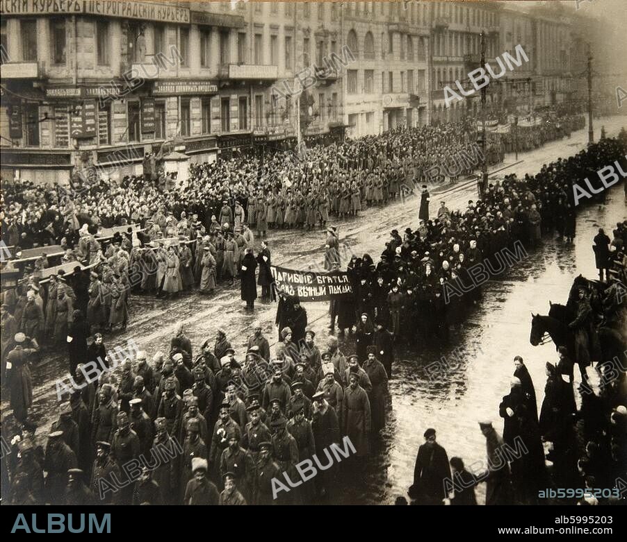 Rußland, Februarrevolution (12. März 1917 = 27. Febr. alten Stils, ff.).-Beisetzung der Revolutionsopfer in Petrograd: Trauerzug.-Foto, 23. März 1917. Krasnogorsk, Russisches Staatliches Archiv für Film-und Fotodokumente.