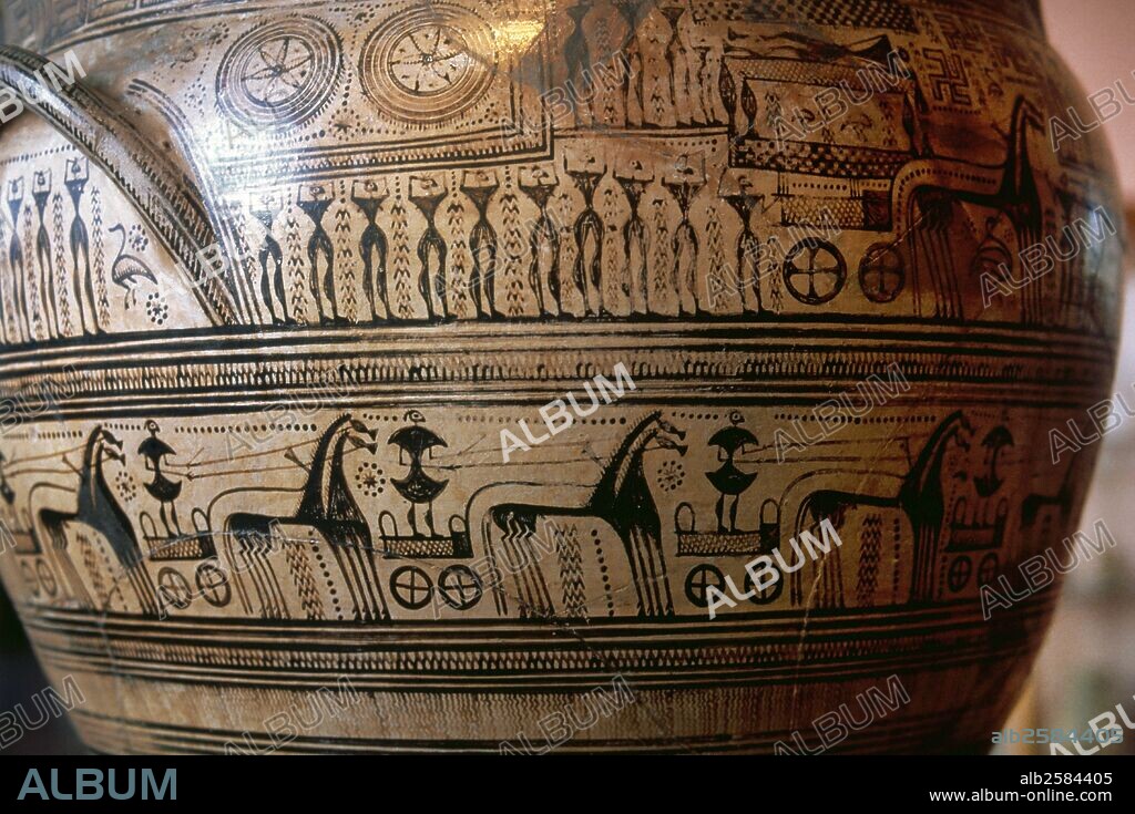 ARTE GRIEGO. PERIODO GEOMETRICO. GRECIA. GRAN CRATERA DEL CERAMICO. Decorada con temas de la "próthesis" o exposición del difunto, colocado sobre un carro junto al desfile de los guerreros montados en bigas. Periodo Geométrico Reciente, hacia el 750-735 a. C. Altura de 1.32 m. Diámetro boca: 78 cm. Procede de la Necrópolis del Cerámico. Detalle. Museo Arqueológico Nacional. Atenas.