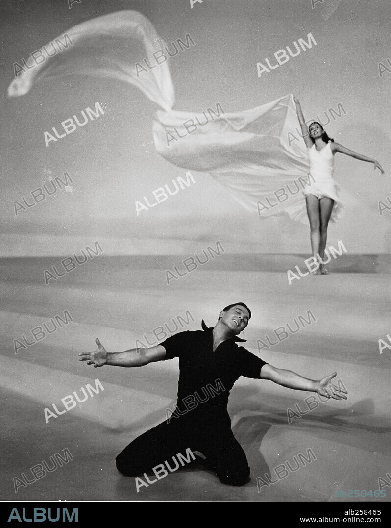 CYD CHARISSE et GENE KELLY dans SINGIN' IN THE RAIN, 1952, réalisé par GENE KELLY et STANLEY DONEN. Copyright M.G.M.