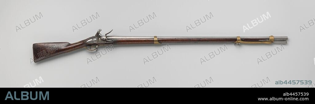Flint Gun Amsterdamse Schutterij, The lock plate is stamped on the inside with an unclear mark. At the back of the barrel is a wide ring with the remains of the Amsterdam brand and unidentifiable brands at the bottom, There is a bayonet net under the trumpet. The flask is easily cut. The brass fitting consists of two sliding loops, an S-shaped screw plate and a thumb plate engraved with 1782 // W.K. 31. // N = 89, the loading stick is made of steel, Amsterdam, anonymous (attributed to), 1782, brass (alloy), steel (alloy), engraving, l 138.8 cm h 18 cm × d 6 cm × w 3.4 kg l 102.1 cm d 17 mm.