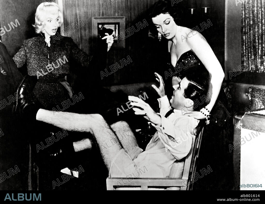 NORMA JEAN BAKER y JANE RUSSELL. JANE RUSSELL y MARILYN MONROE en LOS CABALLEROS LAS PREFIEREN RUBIAS, 1953 (GENTLEMEN PREFER BLONDES), dirigida por HOWARD HAWKS. Copyright 20TH CENTURY FOX.