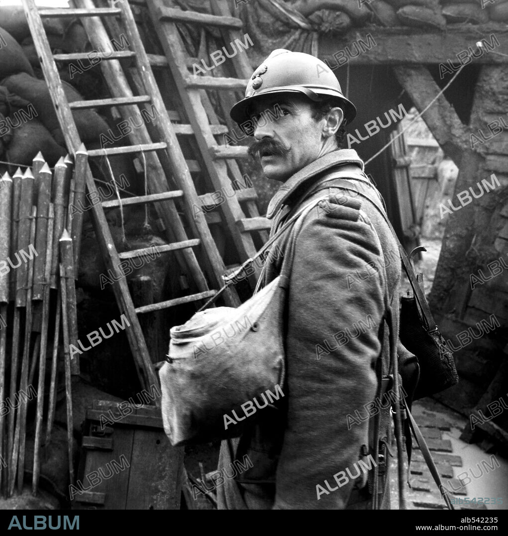 ALBERT DUPONTEL en LARGO DOMINGO DE NOVIAZGO, 2004 (UN LONG DIMANCHE DE FIANÇAILLES), dirigida por JEAN-PIERRE JEUNET. Copyright WARNER BROS. / CALVO, BRUNO.