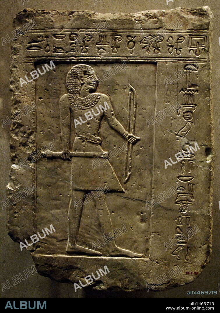 ARTE EGIPCIO. EGIPTO. ESTELA FUNERARIA con la REPRESENTACION DE UN HOMBRE CON UN ARCO. Museo Metropolitano de Arte. Nueva York. Estados Unidos.