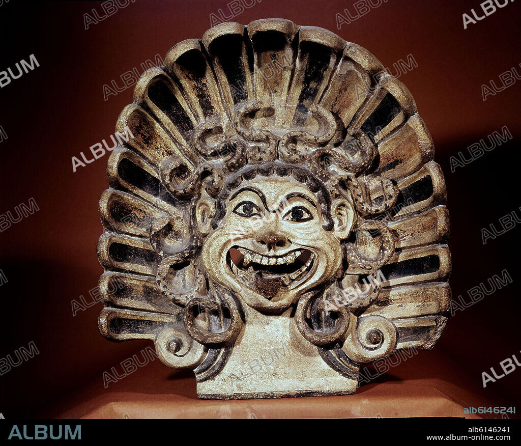 MUSEO-MASCARA GORGONICA DE VELO EN TERRACOTA PINTADA.