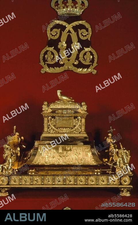 Religion / Objets du culte / Reliquaires. - Reliquaire de la "Sainte Ampoule" ("Saint Chrême", conservé à la cathédrale de Reims, empli d'une huile servant à l'onction des rois de France). Orfèvrerie. (partie des regalia du couronnement de Charles X), 1820, de J. C. Cahier, disciple de Biennais. Reims, Palais du Tau.