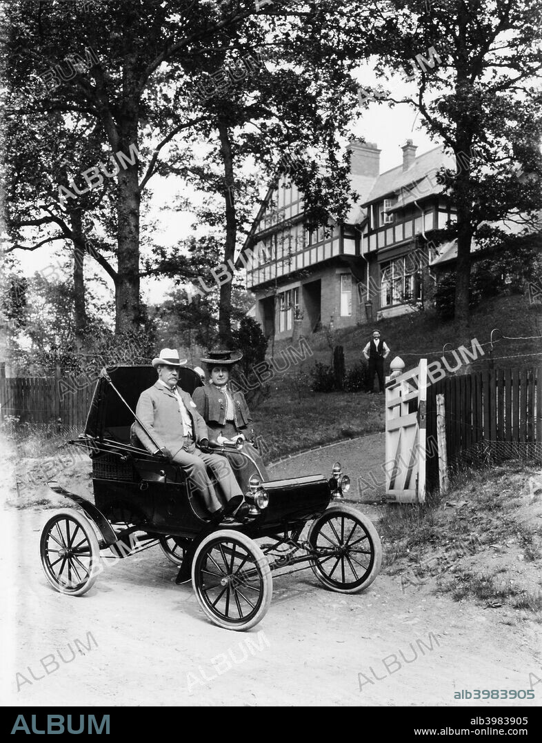 An Oldsmobile Curved Dash, 1902. A couple pictured in their Curved Dash outside their house. The Curved Dash was introduced in 1901 and became the most popular car in America at the time.