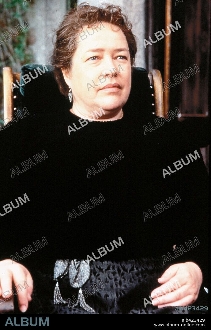 KATHY BATES en EL HOMBRE QUE VINO DEL MAR, 1997 (SWEPT FROM THE SEA), dirigida por BEEBAN KIDRON. Copyright PHOENIX PICTURES.