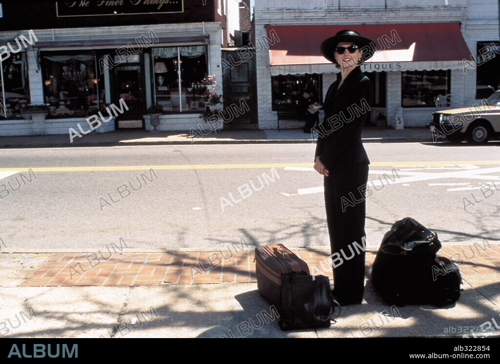 JULIA ORMOND in SABRINA, 1995, directed by SYDNEY POLLACK. Copyright PARAMOUNT PICTURES / RITTS, HERB.