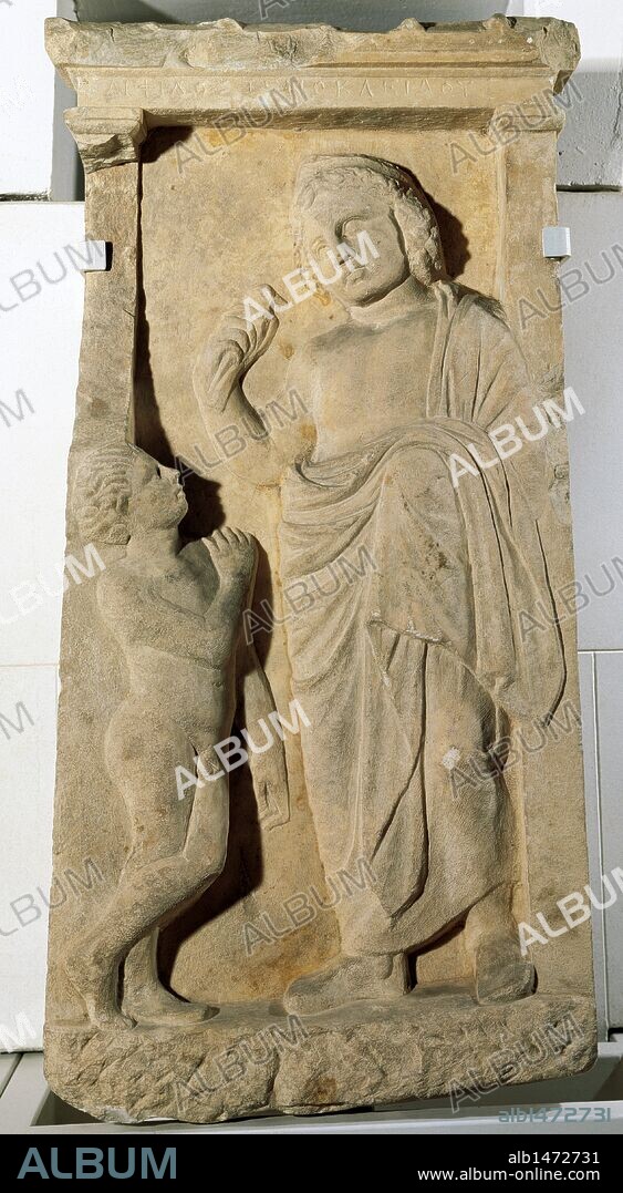 ARTE GRIEGO. ESPAÑA. ESTELA FUNERARIA con el relieve de un niño y un adulto; éste último sujeta en sus manos una paloma. Siglos IV-III a. C. Procedencia desconocida. Museu d'Arqueologia de Catalunya. Barcelona.