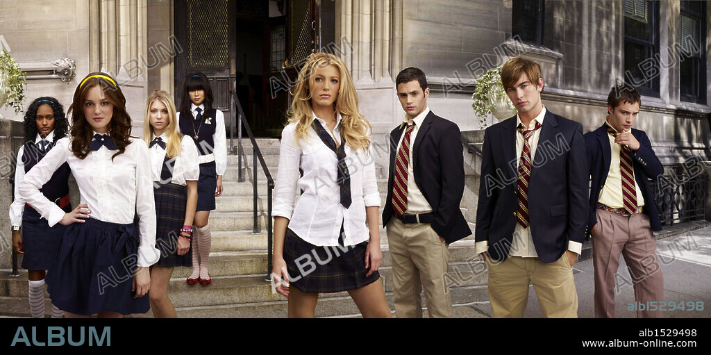 BLAKE LIVELY, CHACE CRAWFORD, LEIGHTON MEESTER, PENN BADGLEY and TAYLOR MOMSEN in GOSSIP GIRL, 2007. Copyright CBS TELEVISION.
