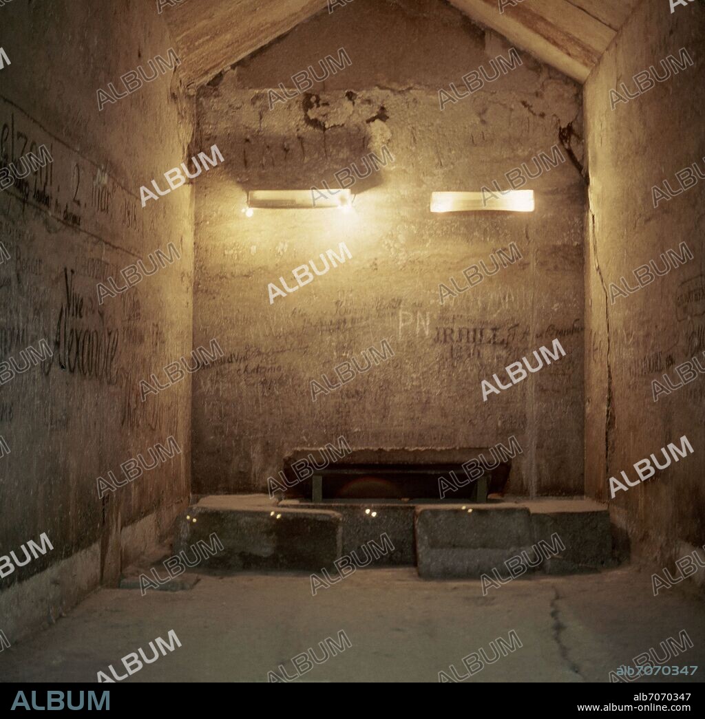 CAMARA FUNERARIA DE LA PIRAMIDE DE KEFREN- IV DINASTIA HACIA 2550 AC.