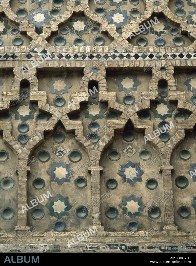 Estilo Mudéjar. La Seo o Catedral de San Salvador. Templo archidiocesano cuya construcción abarca un periodo de cuatrocientos años. Detalle de la decoración de ladrillo y azulejos. Zaragoza. Aragón. España.