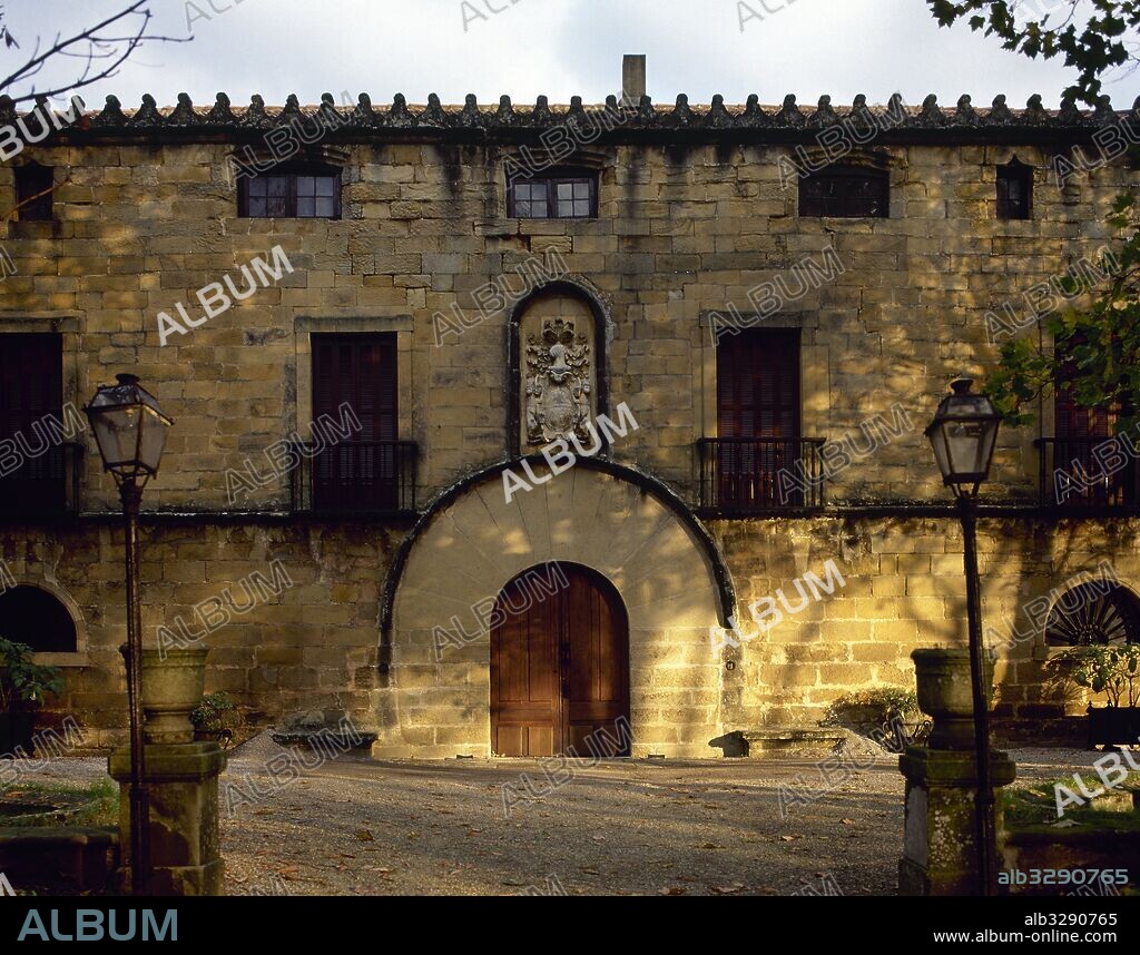 Palacio de Narros. Edificio civil construido en estilo renacentista (1536). Fué residencia de verano de la reina Isabel II de España, entre otras personalidades. Vista general de la fachada. Zarautz. Provincia de Guipúzcoa. País Vasco.