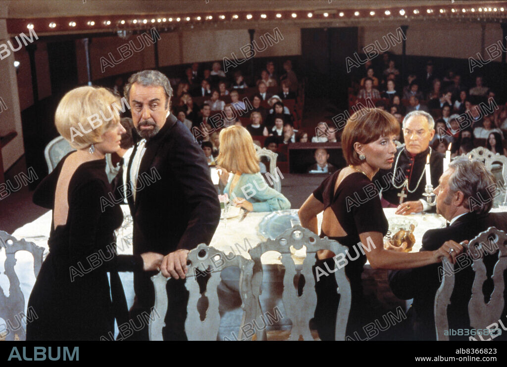 DELPHINE SEYRIG, FERNANDO REY, Julien Bertheau et STEPHANE AUDRAN dans LE CHARME DISCRET DE LA BOURGEOISIE, 1972, réalisé par LUIS BUÑUEL. Copyright DEAN FILM/GREENWICH FILM/JET FILMS.