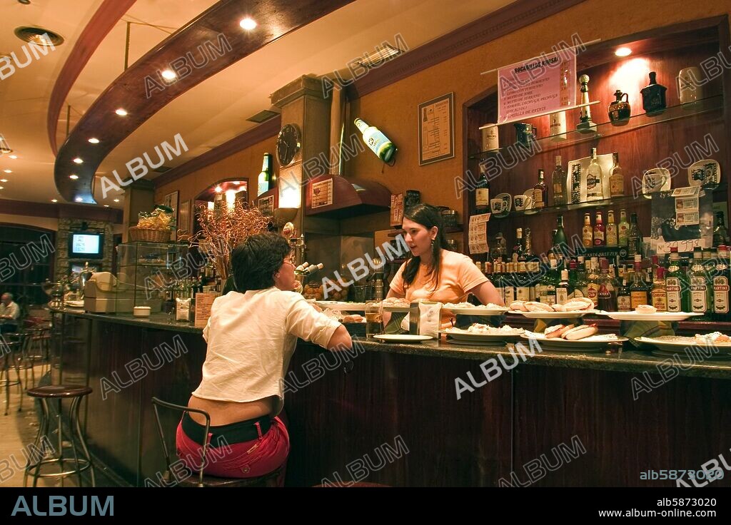 Donostia / San Sebastian; bar de tapas "Kursaal" en el barrio de El Gros.