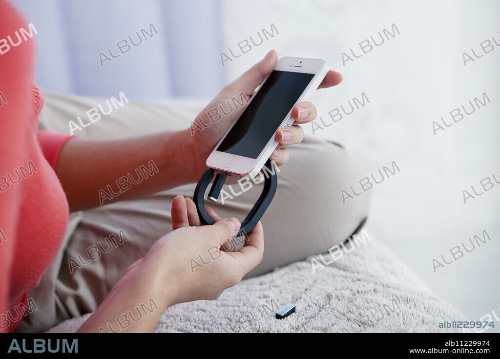 UP ® wristband by Jawbone, activity tracker. This wristband allows you to measure physical activity, to analyse sleep and to keep a record of what the wearer eats, providing an overview. It is connected to an app and is worn on a daily basis.