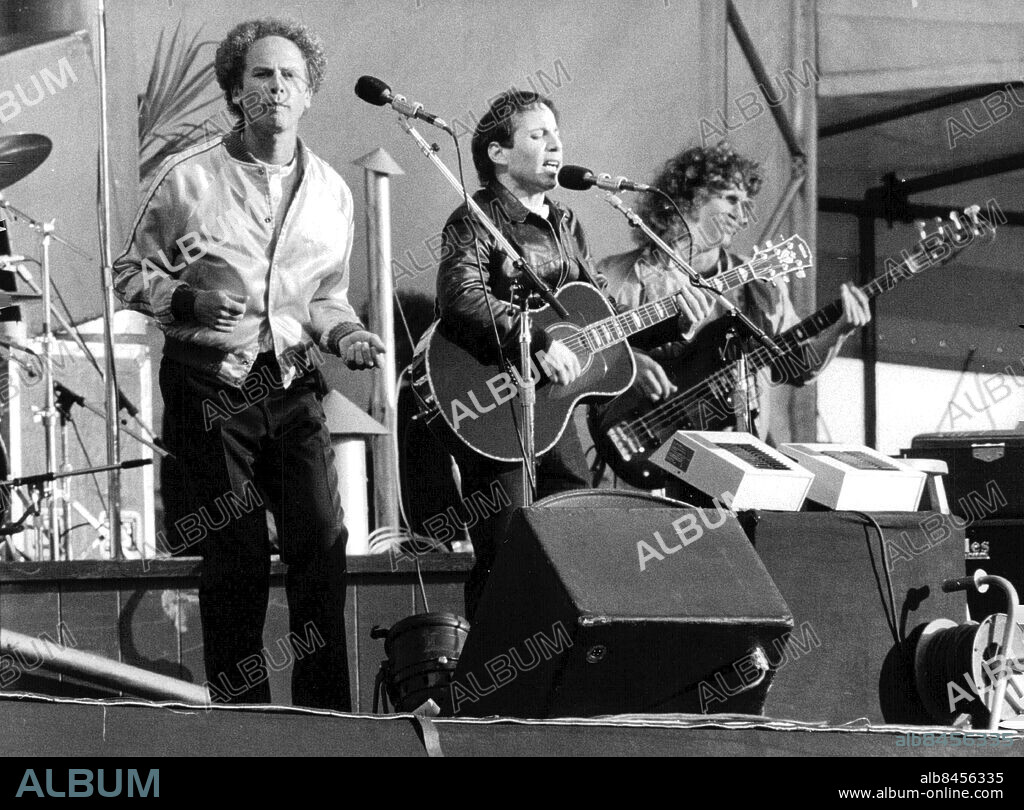 Stockholm 1982-06-06. Art Garfunkel och Paul Simon uppträder på Råsunda stadion. Foto: Jurek Holzer / SvD / TT / kod 12014.