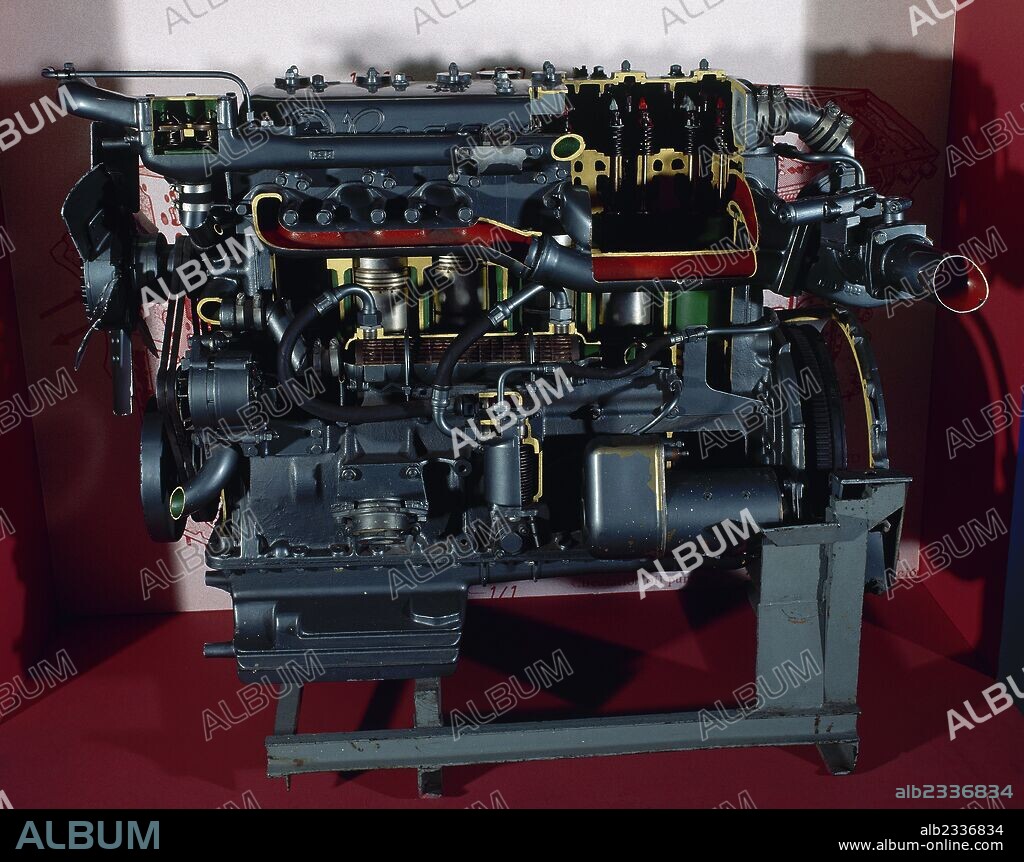 MOTOR DIESEL, marca "Pegaso" perteneciente al coche-motor de un ferrobús. Durante la década de 1960 se introdujeron en España con la finalidad de mejorar los servicios regionales de Renfe. Exposición "150 años de ferrocarril" celebrada en la Estación de Francia de Barcelona (1998-1999). Pieza cedida por el Museo del Ferrocarril de Madrid (España) .