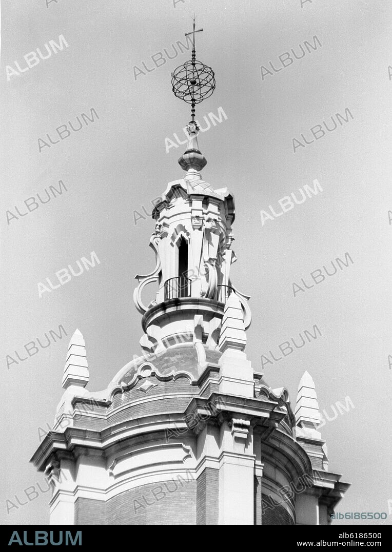 LUIS MOYA BLACO Y LUIS MARTINEZ FEDUCHI. TORRE NEOBARROCA DEL MUSEO DE AMERICA - 1954 - FOTOGRAFIA EN BLANCO Y NEGRO AÑOS 60.