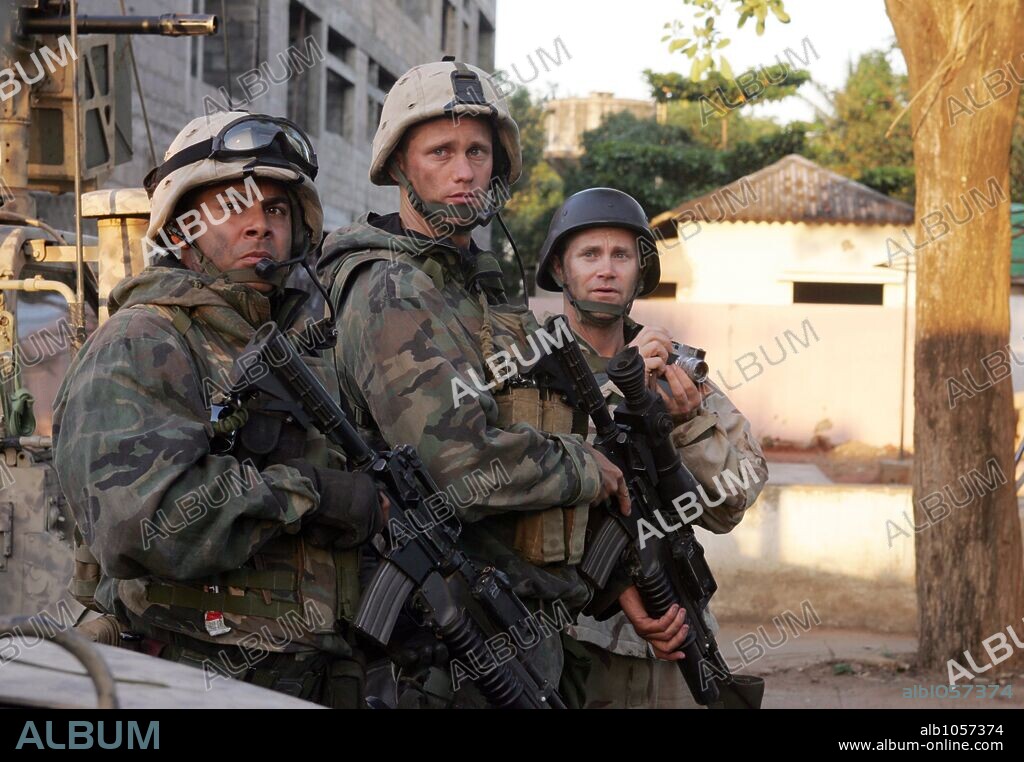 ALEXANDER SKARSGARD, JON HUERTAS y LEE TERGESEN en GENERATION KILL-TV, 2008, dirigida por SIMON CELLAN JONES. Copyright HBO / SCHIRALDI, PAUL.