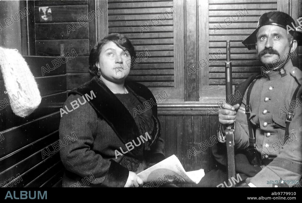 22 mayo 1913. Crimen del capitán Sánchez -Sr. García Jalón. La Hija del Capitán, María Luisa, Es Conducida por la guardia civil al penal de Alcalá de Henares.