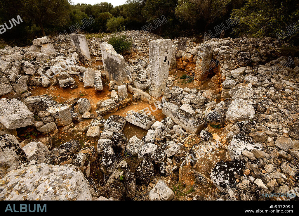Poblado talaiótico de Son Catlar (Edad de bronce).Santuario con Taula derruida (sXIV a.C.). Ciutadella.Baleares.España.