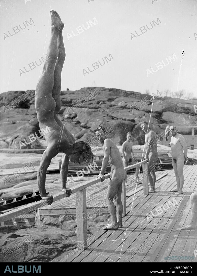 Göteborg 25 april 1940. Nakenbad för herrar i Saltholmen. *** Local Caption *** GT. KAMERAREPORTAGE.